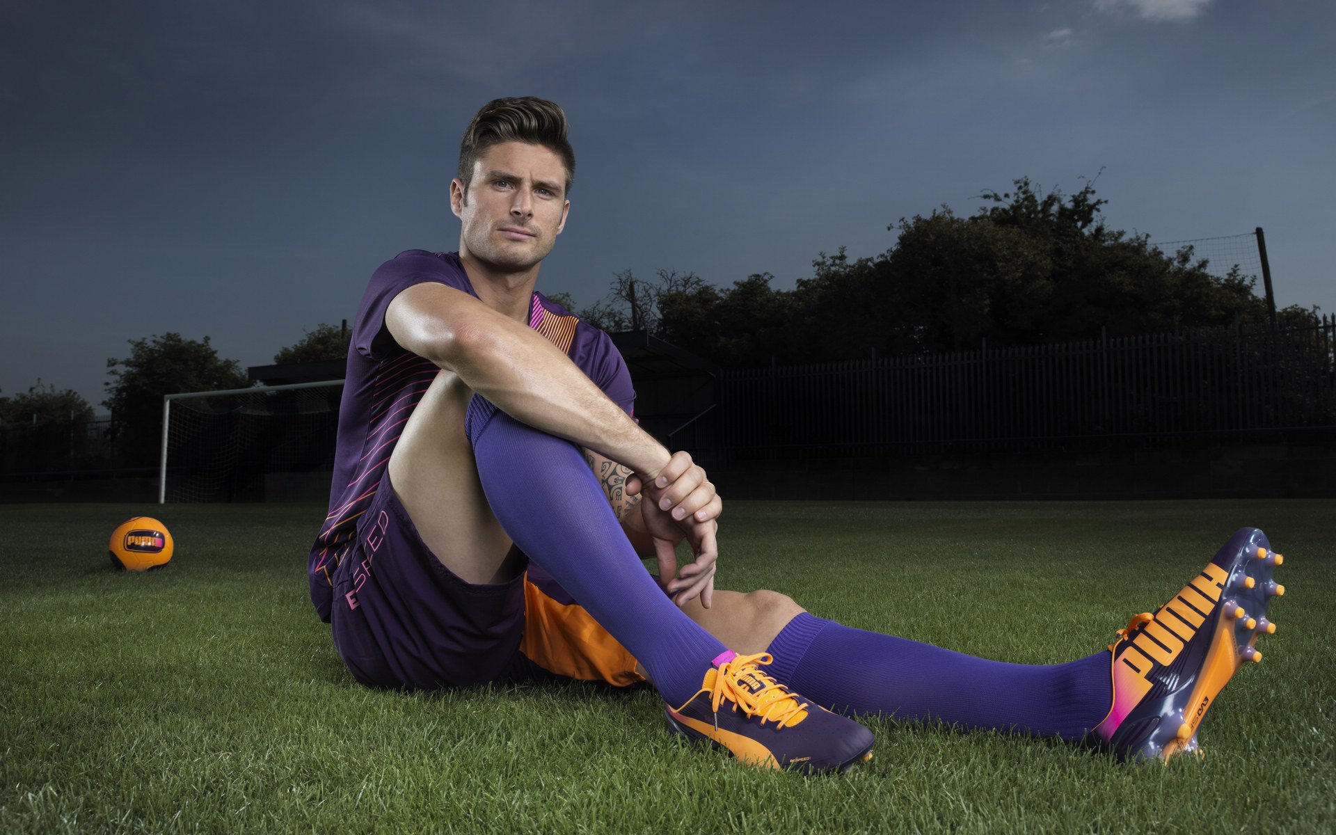 格林伍德凭借强大的防守覆盖能力，为袋鼠队抵挡对方攻势，格林伍德球员